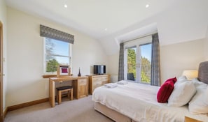 3 bedrooms, free Internet - Number 15 Lomond Castle - Sleeps 6 guests in 3 bedrooms (Alexandria)
