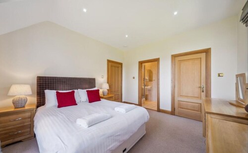Number 15 Lomond Castle - Sleeps 6-7 - sleeps 7 guests  in 3 bedrooms