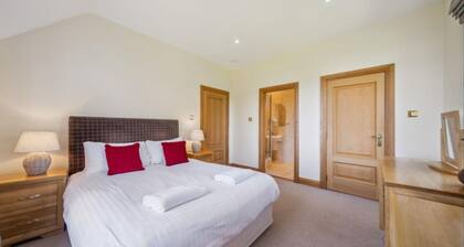 Number 15 Lomond Castle - Sleeps 6-7 - sleeps 7 guests in 3 bedrooms