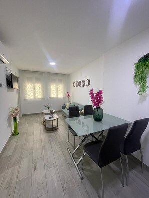 32-inch TV with cable channels - Viana Rooms (Córdoba)