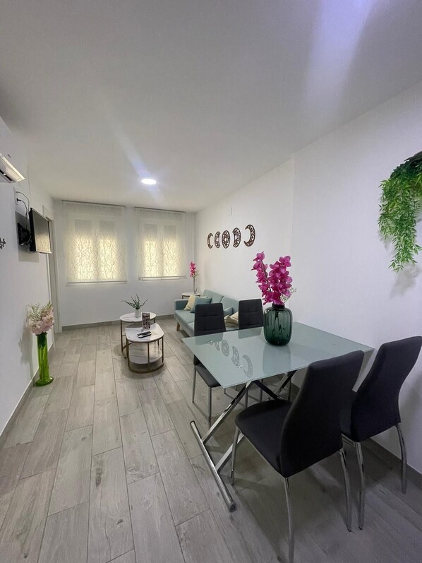 32–tuumainen televisio, jossa kaapelikanavat