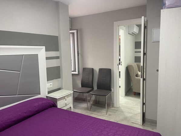 Minibar, desk, laptop workspace, free WiFi - Viana Rooms (Córdoba)