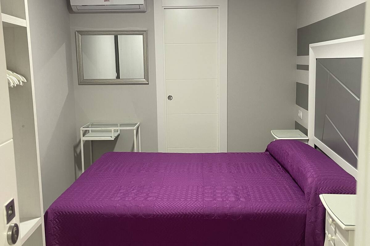 Minibar, meja kerja, ruang kerja ramah laptop, dan Wi-Fi gratis