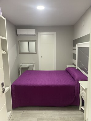 Minibar, desk, laptop workspace, free WiFi - Viana Rooms (Córdoba)