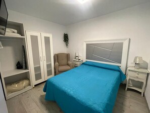 Minibar, desk, laptop workspace, free WiFi - Viana Rooms (Córdoba)