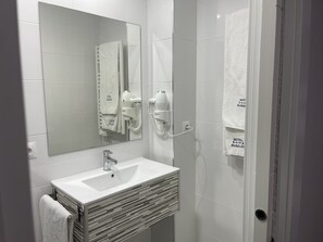 Shower, rainfall showerhead, designer toiletries, hair dryer - Viana Rooms (Córdoba)