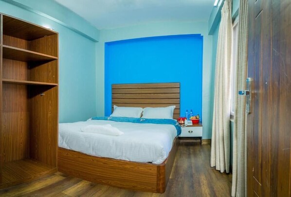Standard Double Room | In-room safe, desk, soundproofing, iron/ironing board