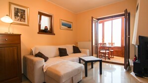 Apartamento, acesso à piscina (A4 nr.1) | Sala de estar | TV de tela plana