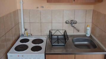 Basic-Studio | Eigene Kochnische | Kühlschrank, Herdplatte