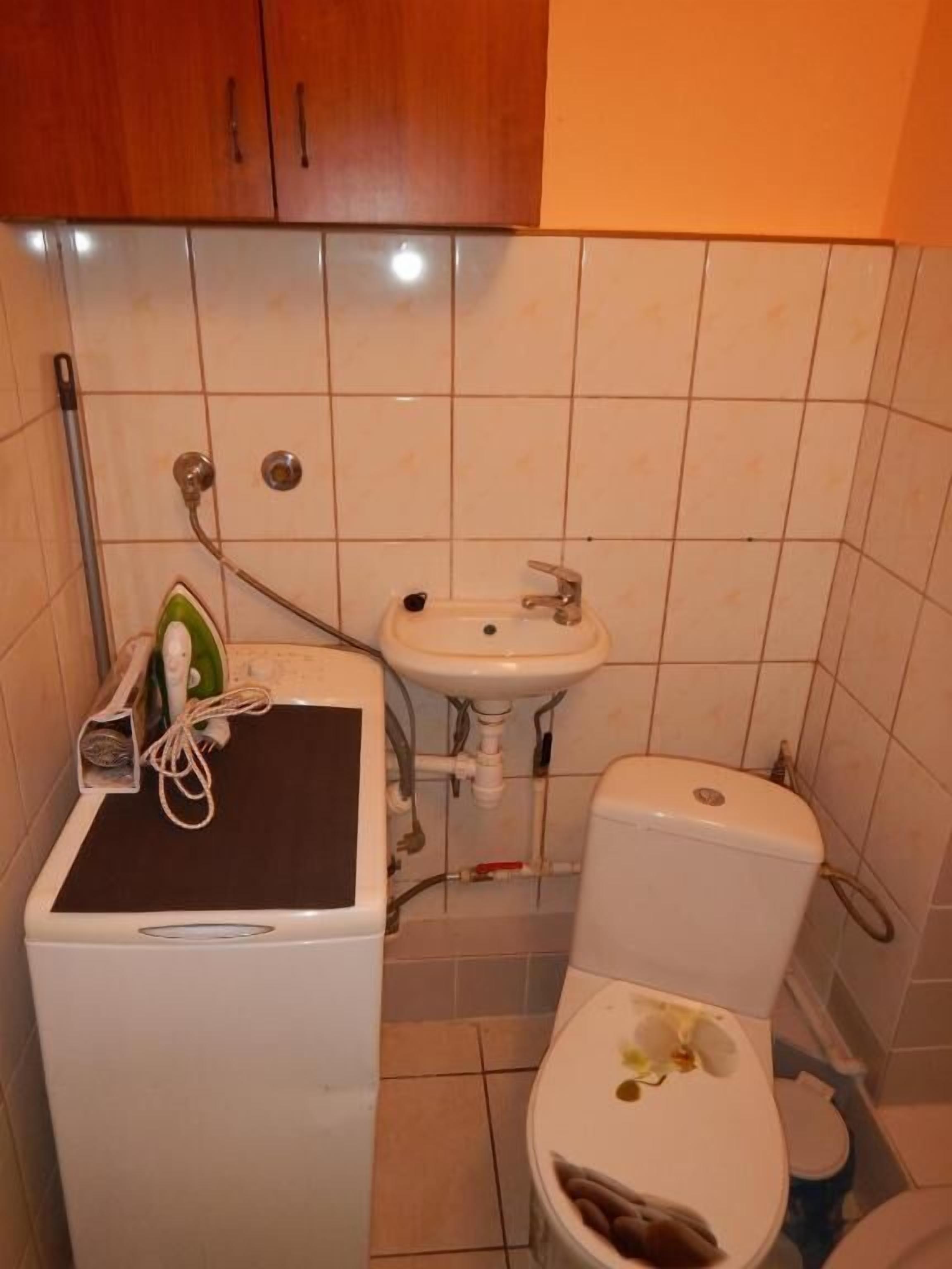 Basic Studio | Bathroom | Shower, hydromassage showerhead, hair dryer, towels