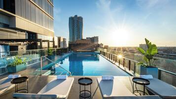 Una piscina al aire libre (de 07:00 a 21:00), tumbonas