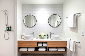 Eco-friendly toiletries, hair dryer, slippers, towels - Crowne Plaza Adelaide by IHG (Adelaide)