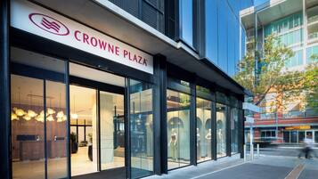 Un bâtiment moderne sur lequel on peut lire l’inscription « CROWNE PLAZA ».