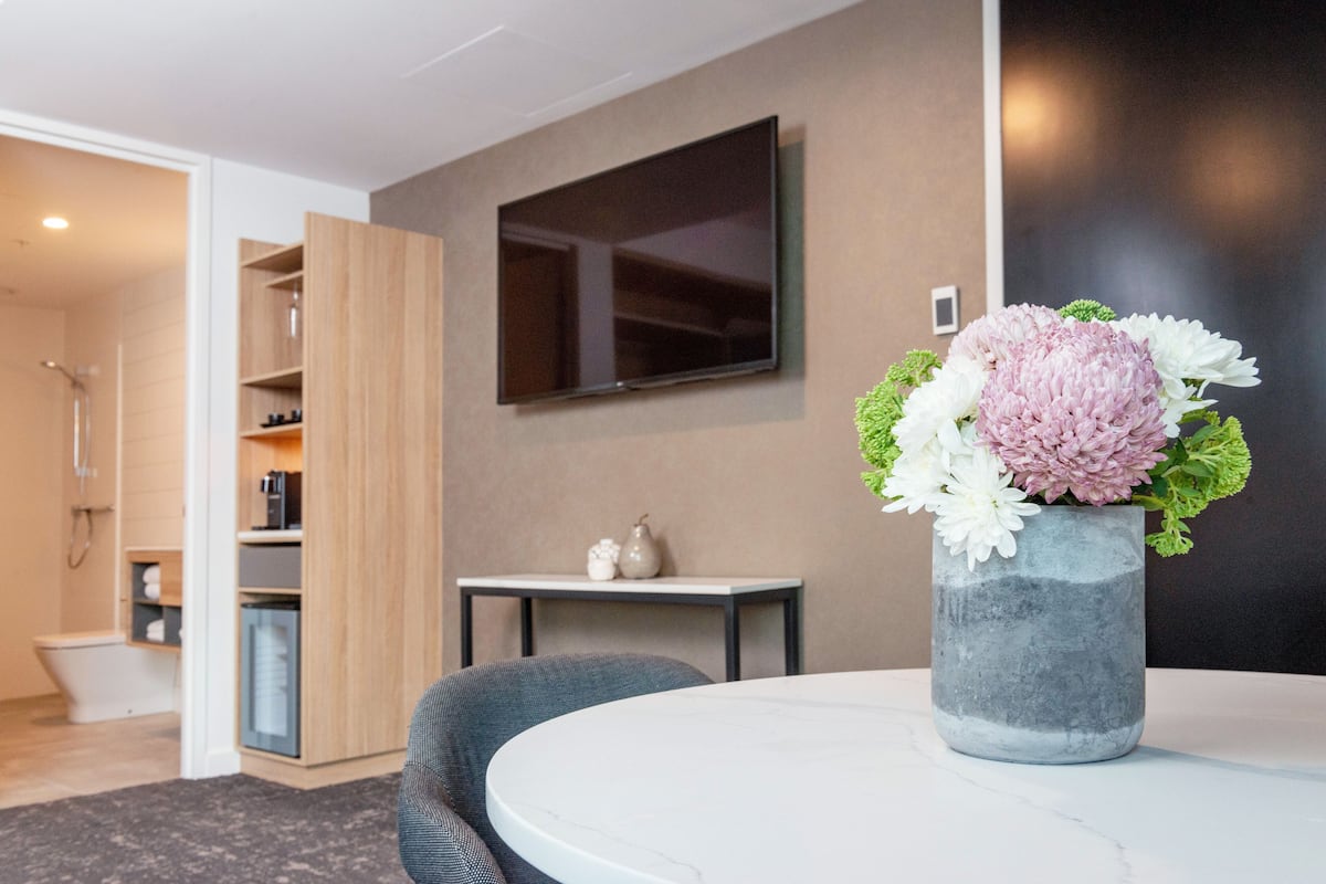 Allergikerbettwaren, Minibar, Zimmersafe, Schreibtisch