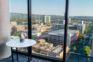 Suite junior, 1 cama de matrimonio grande, vistas a la ciudad | Ropa de cama hipoalergénica, caja fuerte, escritorio