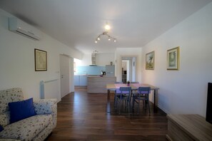 Leilighet, 2 soverom (Clai A4+2) | Oppholdsrom | Flatskjerm-TV