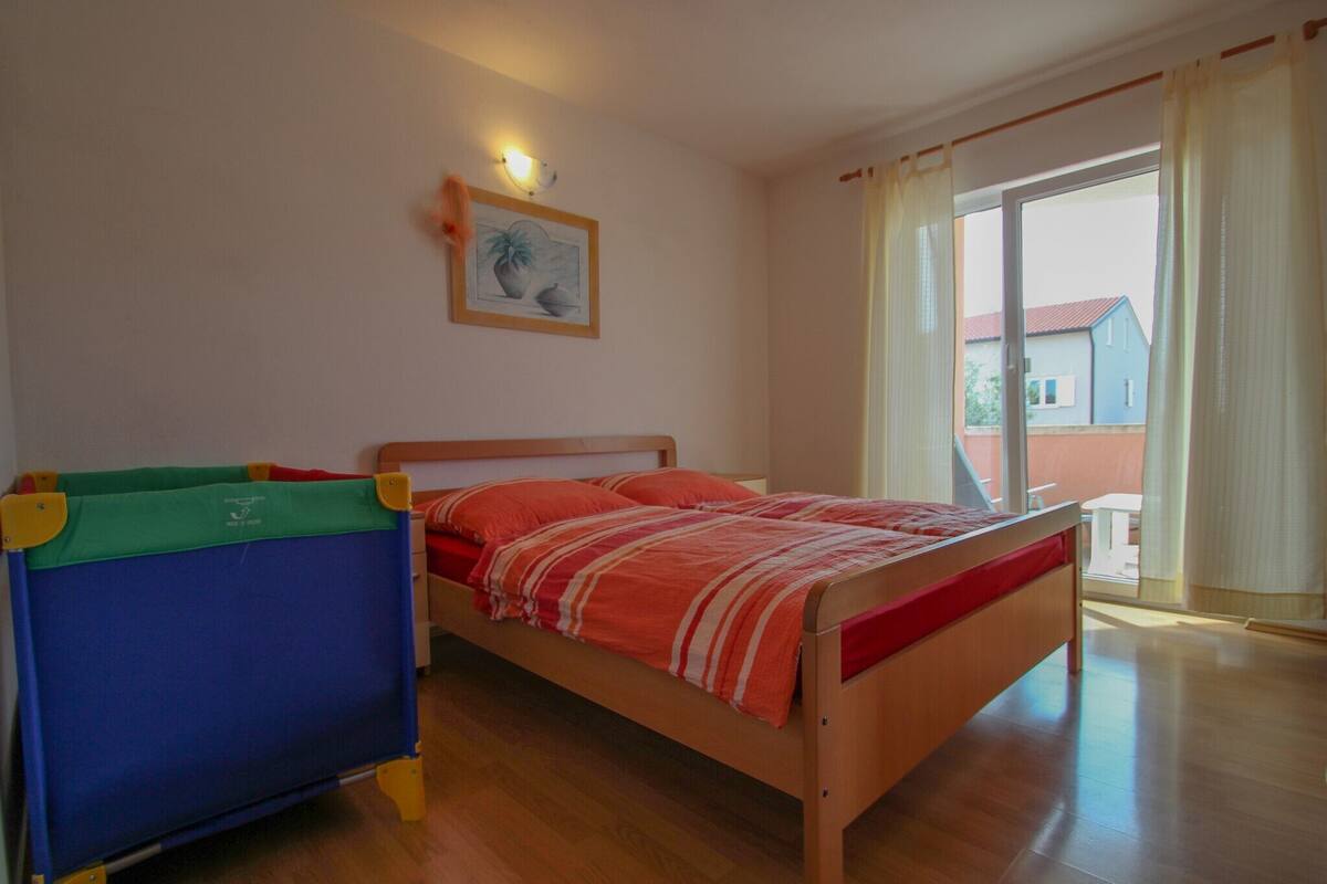 مكتب ومساحة عمل للكمبيوتر المحمول وملاءات أسرّة