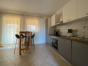 Apartment (David A2+1 nr.1) | Eigene Küche | K ühlschrank, Ofen, Herdplatte, Geschirrspüler