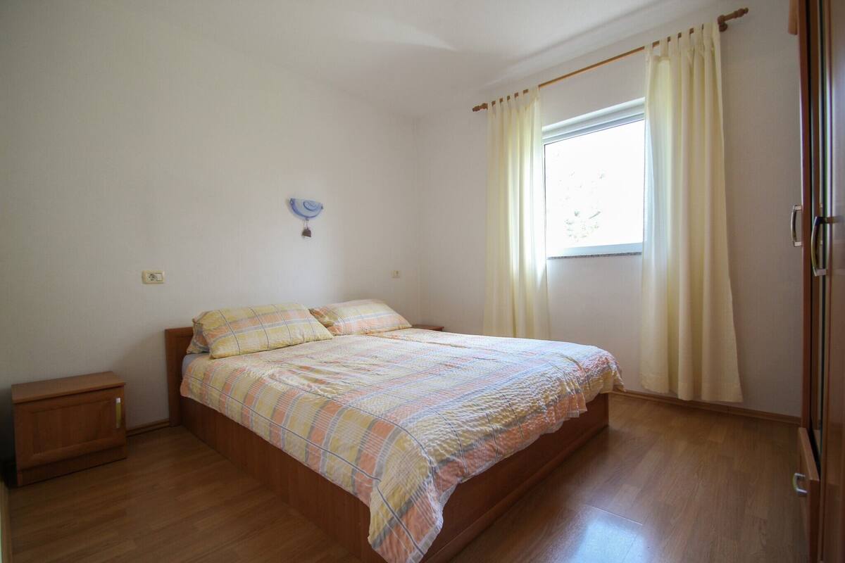 مكتب ومساحة عمل للكمبيوتر المحمول وملاءات أسرّة