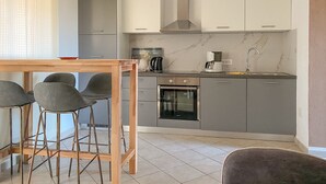 Apartment (David A2+1 nr.1) | Private kitchen | Coffee/tea maker, fridge, oven, stovetop - David (Novigrad)