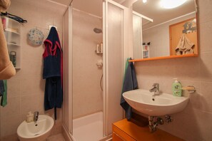 Appartement, balcon | Salle de bain | Douche, bidet, serviettes fournies, savon