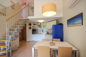 Lejlighed - balkon | Privat køkken | Køleskab/fryser i fuld størrelse, ovn, kogeplade, opvaskemaskine
