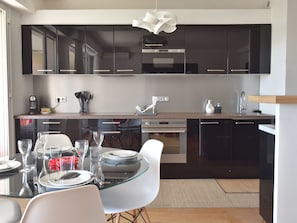 Kühlschrank, Mikrowelle, Ofen, Herdplatte