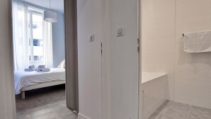 A modern bathroom with a shower, a bathtub, and a toilet. - Modern 3-Br Apartment in City Center, 5 Minutes from Palais and Beache (Cannes)