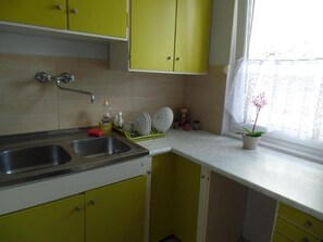 Apartment | Shared kitchen | Full-sized fridge, oven, stovetop, cookware/dishes/utensils