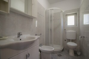 Apartment (A2) | Bathroom | Shower, bidet, towels, soap - Elena (Novigrad)