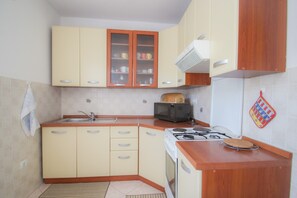 Apartment (A4) | Eigene Küche | Herdplatte, Kochgeschirr/Geschirr/Besteck