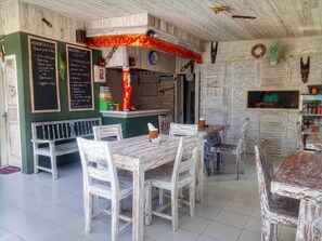 Melayani sarapan, makan siang, dan makan malam