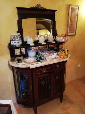 Breakfast buffet - Casa del Riu (Beneixama)