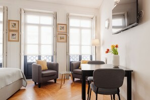 Tabla de planchar con plancha, wifi, ropa de cama