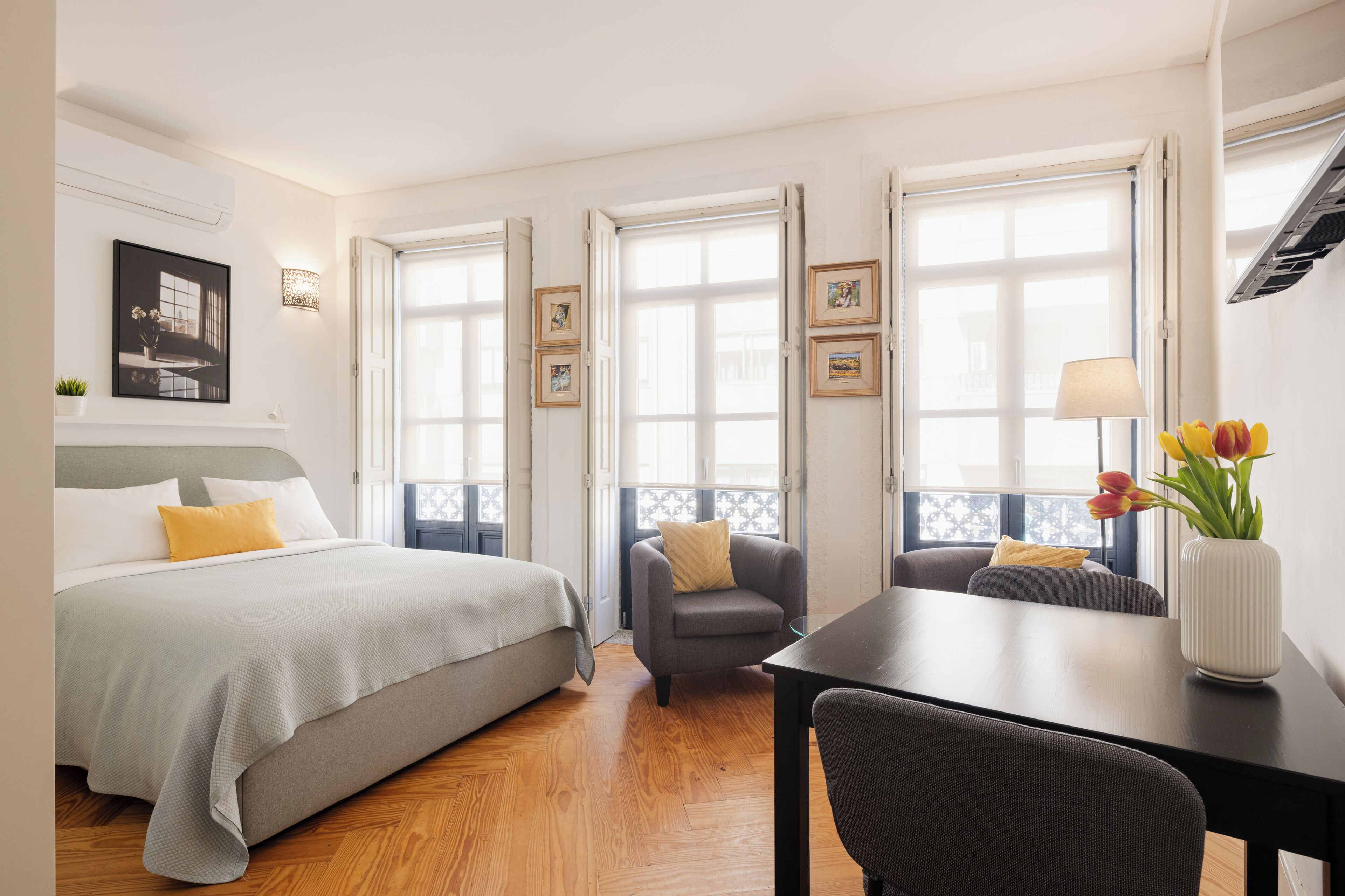 Tabla de planchar con plancha, wifi, ropa de cama