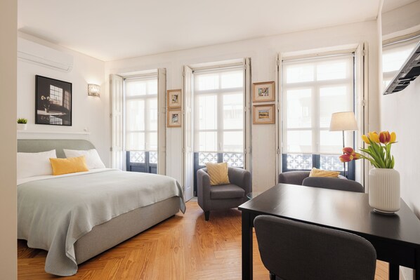 Tabla de planchar con plancha, wifi, ropa de cama