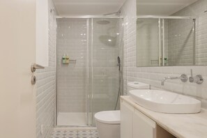 Ducha, secador de pelo, toallas y jabón