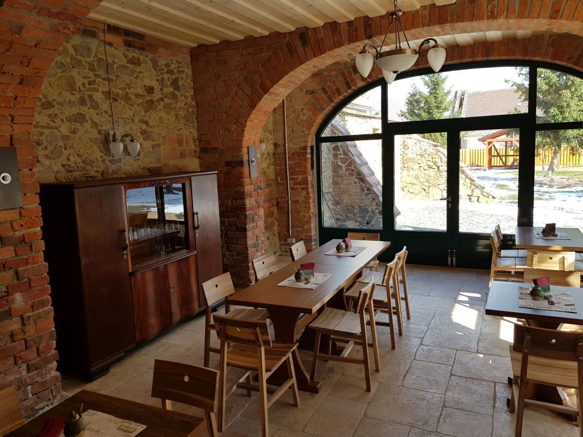 每日供應吃到飽早餐 (每人 EUR10)