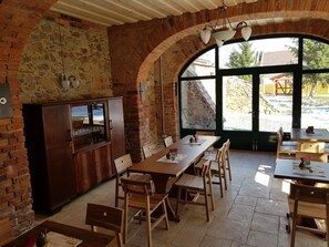 Bữa sáng buffet hàng ngày (10 EUR/mỗi người) 