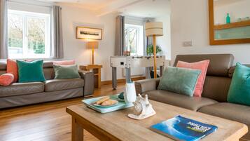 Fernseher, Kamin, TischfuĂball, Tischtennisplatte