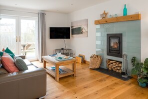 Téléviseur, foyer, table de baby-foot, table de ping-pong