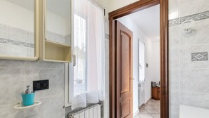Badkamer | Een douche, handdoeken