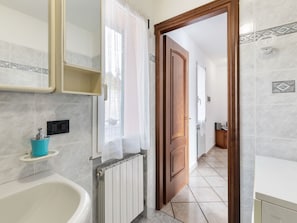 Bathroom | Shower, towels