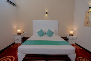 Premium bedding, memory-foam beds, minibar, iron/ironing board - Sea Horse Hotel and Spa (Negombo)