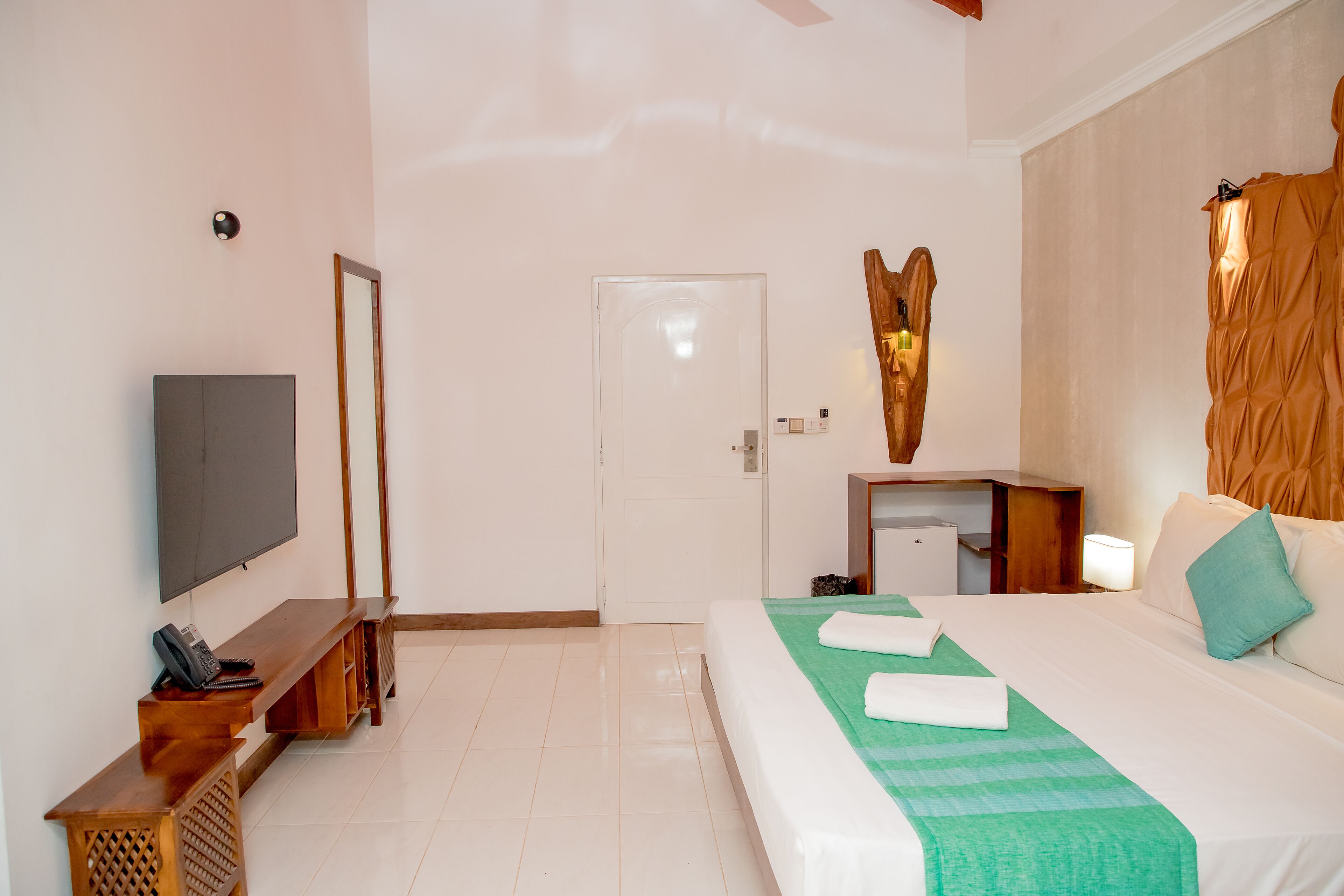 Ropa de cama de alta calidad, colchones con efecto memoria y minibar 