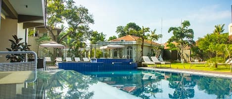 Een buitenzwembad, open van 08.00 uur tot 19.00 uur, en ligstoelen