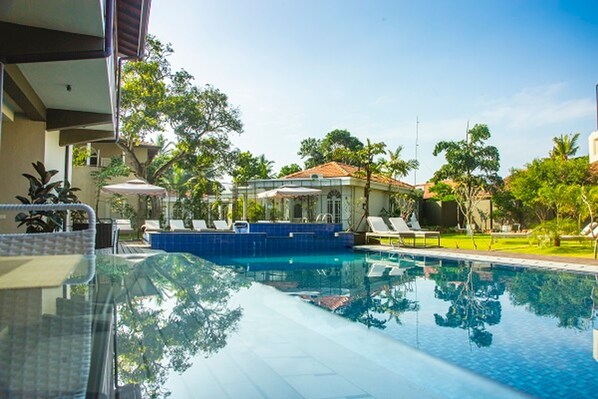 Een buitenzwembad, open van 08.00 uur tot 19.00 uur, en ligstoelen