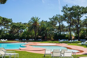Piscine extérieure (ouverte en saison), parasols de plage