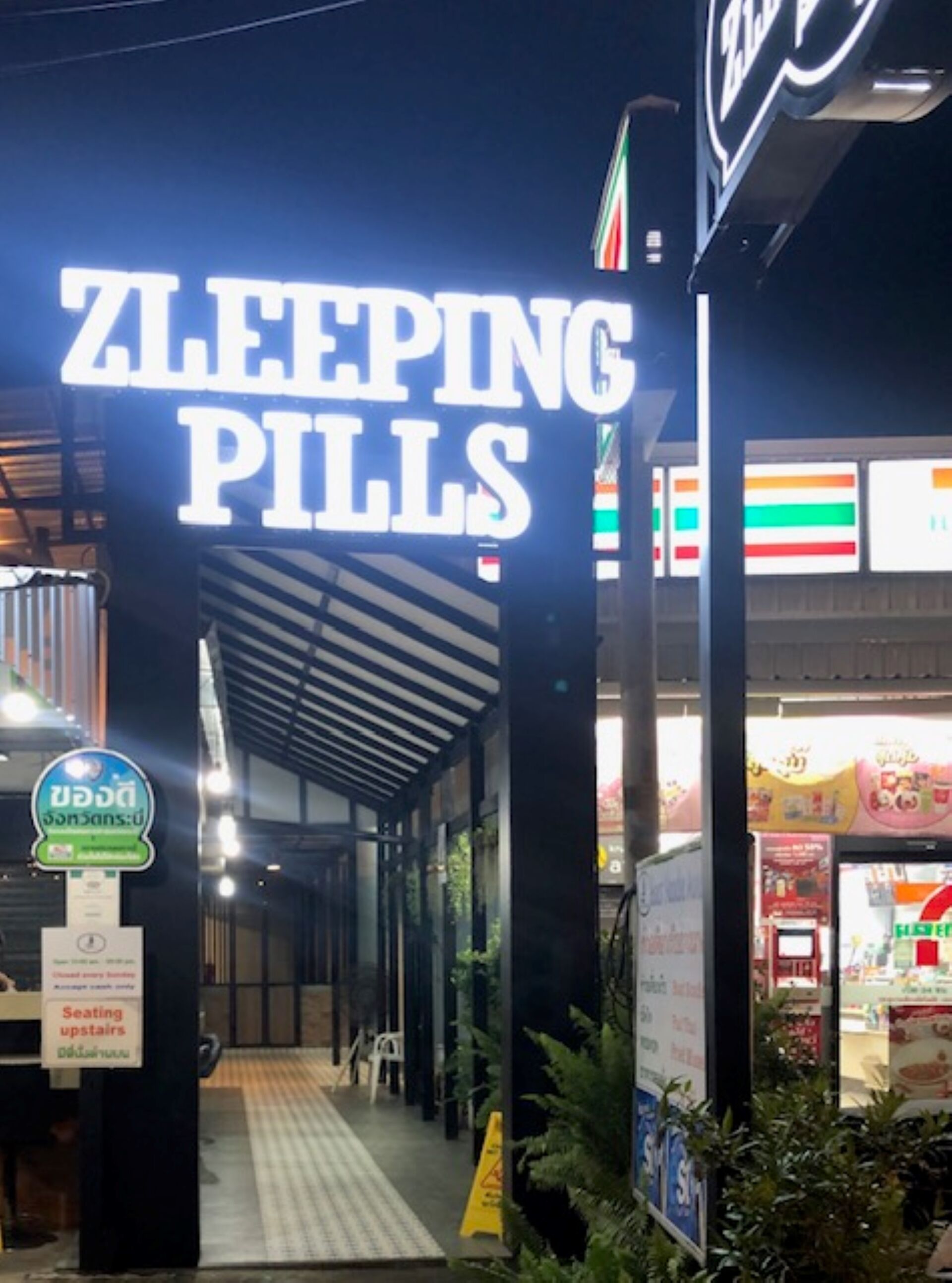 Una tienda llamada "ZLEPING PILLS" con un letrero sobre la entrada.