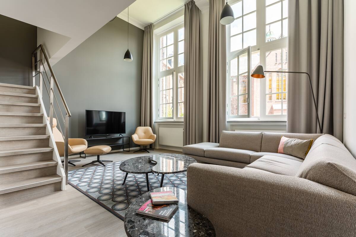 Superior-Suite (4) | Wohnbereich | Smart-TV, Streaming-Dienste